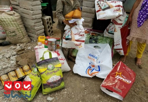صنعاء: مبادرة شبابية توزع 90 سلة غذائية وملابس لأسر نازحين فقراء