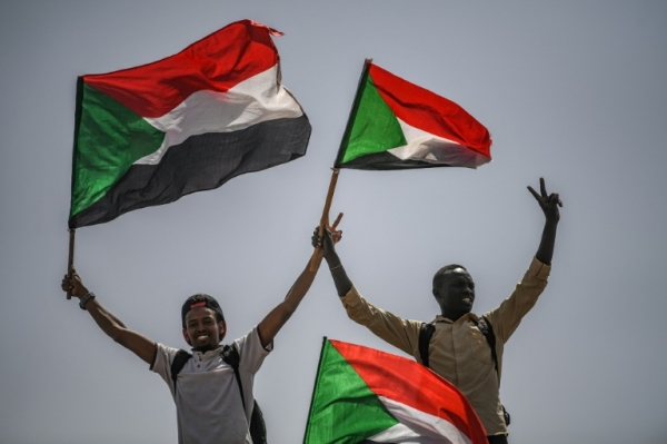 المحتجون في السودان يعلنون عزمهم تشكيل مجلس مدني سيتولى حكم البلاد الأحد