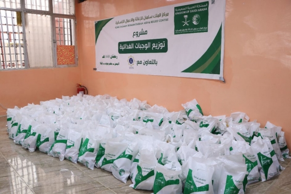 مركز الملك سلمان يدشن مشروع توزيع الوجبات الغذائية في سبع محافظات يمنية