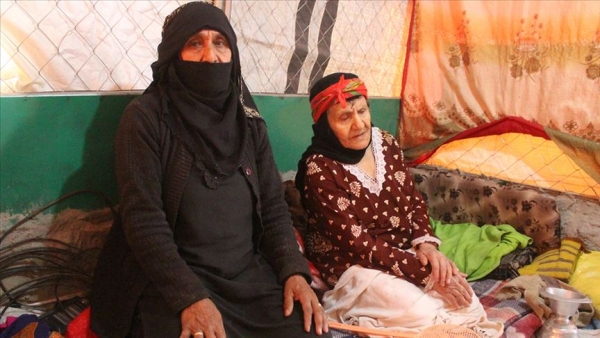 جدة وابنة وحفيدة نازحات.. قتلت الحرب مُعِيلهنَّ وسلب الحوثيون منزلهن في عمران