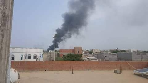 انفجار مستودع سلاح للحوثيين في الحديدة وأضرار بشرية ومادية في صفوف المدنيين