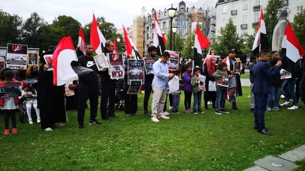 الجالية اليمنية في "التشيك" تنظم تظاهرة منددة بالإمارات وإيران في اليمن