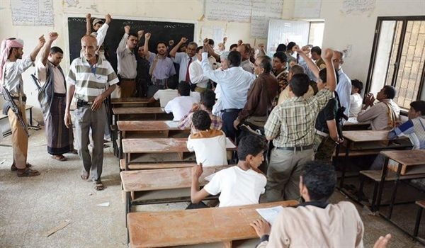 مسؤول نقابي: الحوثيون يسعون لاستبدال النشيد الوطني بقسم الولاية لزعيم الجماعة في المدارس بمناطق سيطرتها