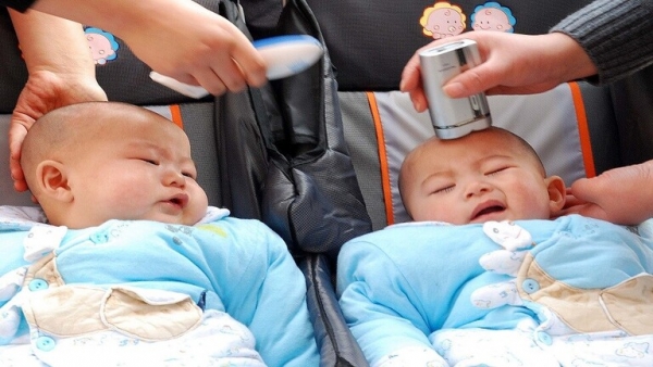 أم صينية تبيع ولديها التوأم لتشتري جهاز هاتف جديد