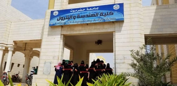اتفاق بين رئاسة جامعة حضرموت واتحاد الطلاب بخفض رسوم الخدمات بنسبة 50%  