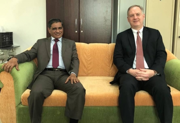 
                                                السفير الأمريكي في اليمن يزور المكلا ويلتقي بمحافظ حضرموت "البحسني"