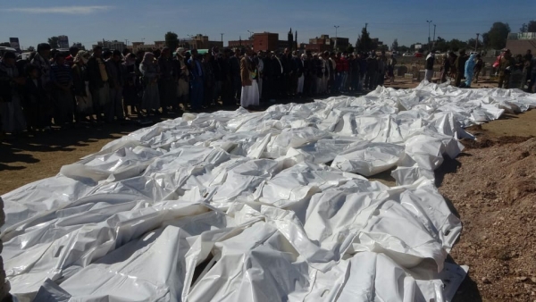 
                                                ذمار: ميليشيا الحوثي تدفن 71 جثة من ضحايا قصف كلية المجتمع