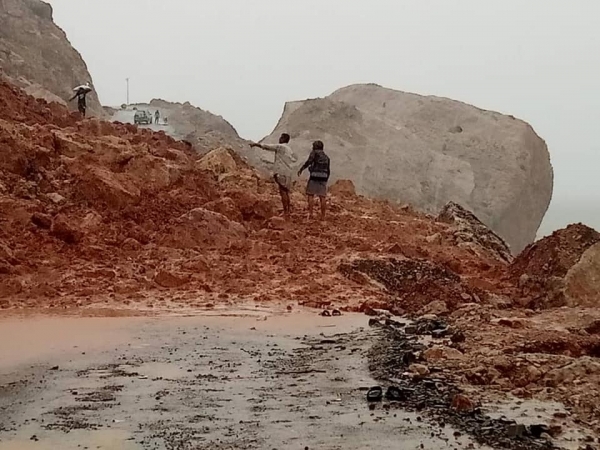 
                                                انهيارات صخرية تعزل عاصمة " سقطرى" عن المناطق الأخرى بعد أمطار غزيرة