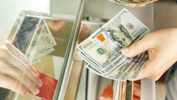 الدولار يقترب من حاجز الـ 700 في عدن وإجراءات حكومية لوقف تدهور الريال