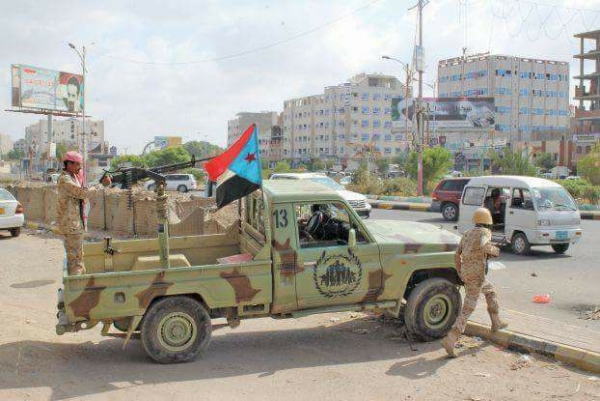 قتل فيها مواطن وجندي.. مصدر يكشف تفاصيل اشتباكات المعلا بمدينة عدن