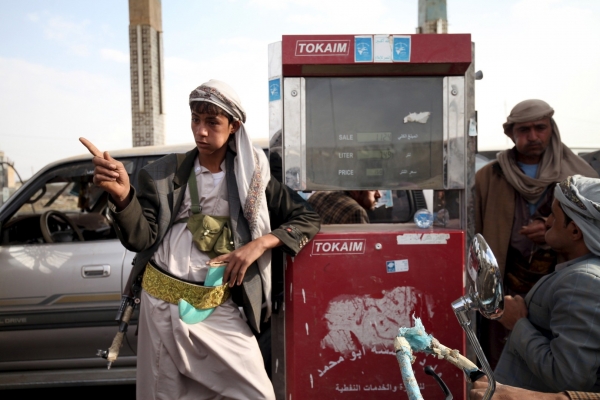 بمبرر "الشراء غالي".. الحوثيون يعلنون رفضهم تخفيض أسعار المشتقات النفطية ومواطنون يعلقون