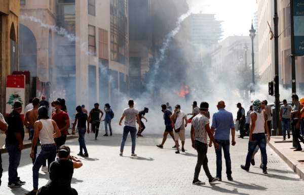 اللبنانيون يتظاهرون وسط بيروت والشرطة تفرقهم بالغاز المسيل للدموع