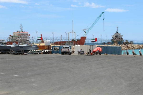 "تحمل أسلحة ورادارات".. دخول سفينة إماراتية إلى ميناء سقطرى بشكل مخالف للقانون