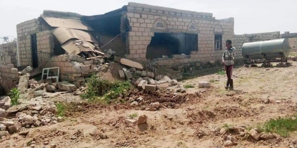 "إصابات وتفجير منازل واختطافات".. مليشيات الحوثي تهاجم بالأسلحة الثقيلة قرية "المساوعة" في البيضاء (صور)