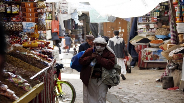"تراجع تحويلات اليمنيين".. تضاؤل مداخيل الأسر وتصاعد الأزمة المعيشية 