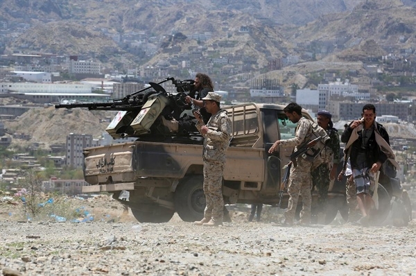 تعز.. اندلاع معارك ليلية بين قوات الجيش ومليشيا الحوثي شمالي المدينة