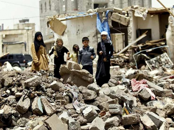 "الحرب ستستمر".. السفير البريطاني يدعو قادة الأطراف اليمنية إلى العمل على تحقيق السلام