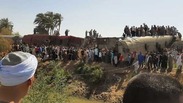 أسفر عن مقتل 32 شخصاً.. فيديو يحبس الانفاس يوثق للحظة تصادم قطارين في مصر