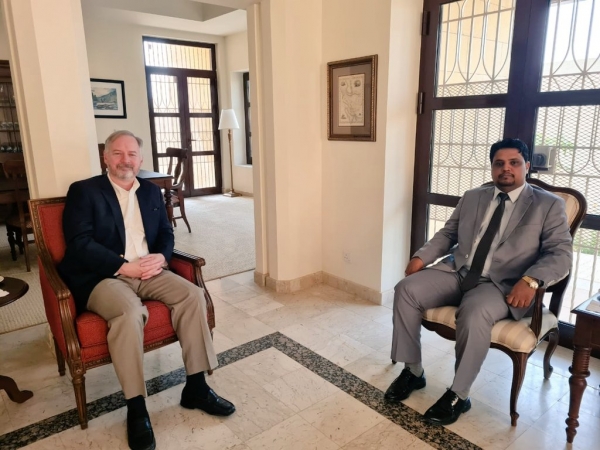 وزير الكهرباء يناقش مع السفير الأمريكي سبل تحسين المنظومة الكهربائية في اليمن