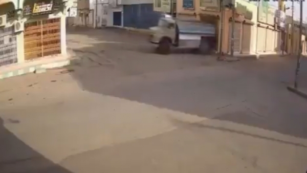 سعودي يقتحم متجر هواتف بـ"صهريج" للسرقة (فيديو)