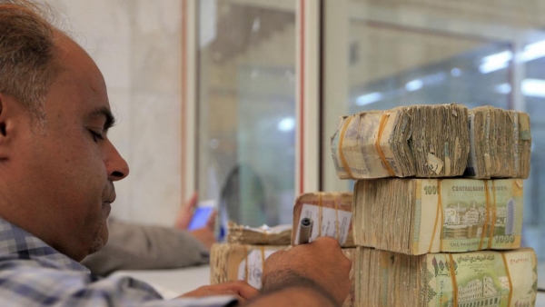 اليمن.. مليشيا الحوثي تدفع بالبنوك إلى حافة الإفلاس ومحلل اقتصادي يطالب الحكومة مساعدة رأس المال الوطني