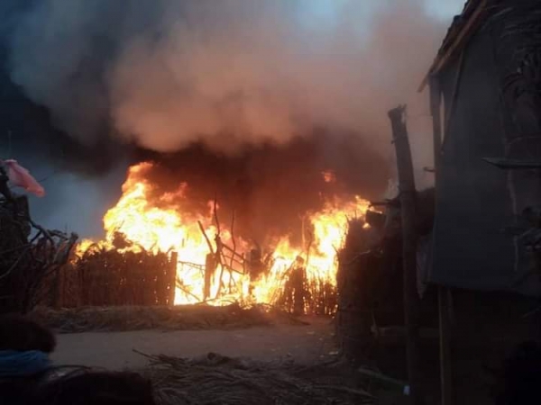 الحديدة.. حريق يلتهم 36 منزلاً لنازحين في مديرية الدريهمي