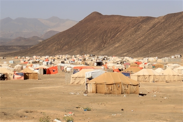 مأرب.. مليشيا الحوثي تستهدف مخيما للنازحين بصواريخ الكاتيوشا