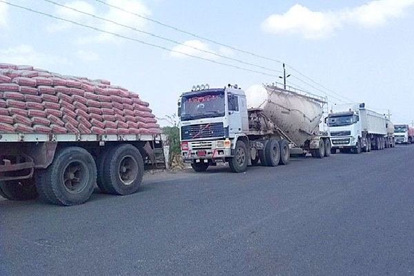 سائقو الشاحنات في طريق "تعز – عدن" يعتزمون الإضراب الشامل