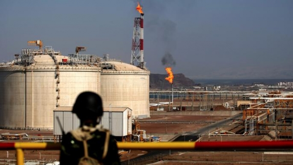 صحيفة: تحركات لتأهيل منشآت الغاز اليمنية للتصدير وسط تفهّم سعودي
