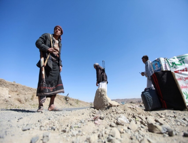 الجوف.. مليشيا الحوثي تختطف اثنين من المسافرين في حاجز تفتيش شرق الحزم