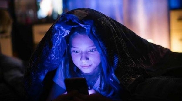 دراسة: استخدام الأطفال الأجهزة الإلكترونية ليلاً يحرمهم من النوم الطبيعي