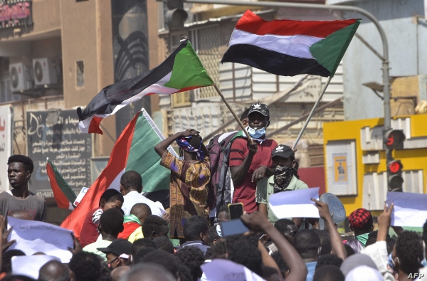 السودان.. "صراع معقد" على السلطة ومواجهة ساخنة في الشارع
