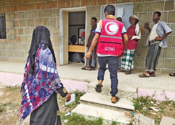 الصليب الأحمر يوزع مساعدات نقدية لـ 1252 أسرة متضررة في تعز