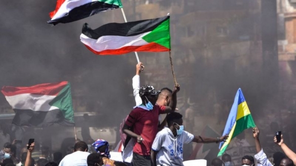 السودان.. اغلاق مطار الخرطوم وقائد الجيش يقول: "تحركنا لوأد الفتنة وحمدوك في منزلي"