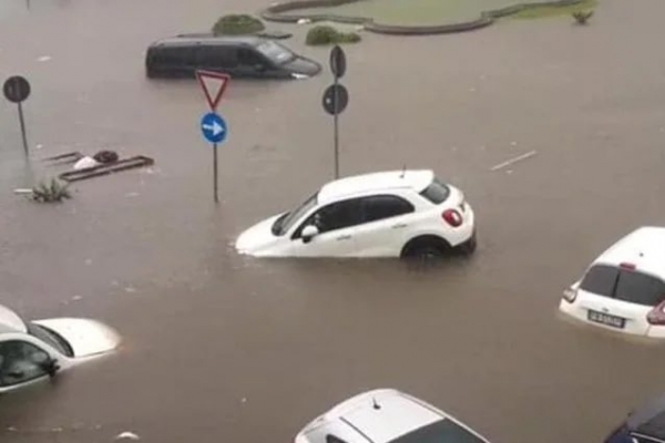 حوَّلت شوارعها لـ"مدينة أشباح".. عاصفة قوية تغرق جزيرة صقلية الإيطالية (فيديو)