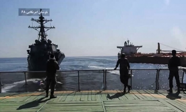 التلفزيون الإيراني يبث تسجيلا مصورا لـ"تحرير" الحرس الثوري ناقلة نفط في بحر عمان