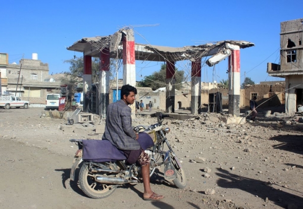 "رهائن السفارة لمزيد من التنازلات".. كيف منحت "إدارة بايدن" النفوذ العسكري للحوثيين في اليمن؟