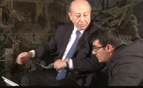 شاهد - مذيع تركي يعتدي على زميله خلال لقاء تلفزيوني مباشر