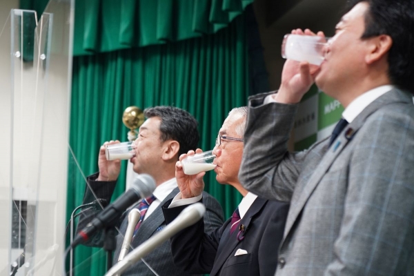 لماذا "تتوسل" اليابان شعبها بشرب كمية إضافية من الحليب؟