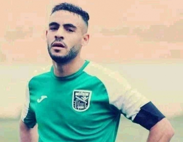 وفاة لاعب جزائري بسكتة قلبية في مباراة كرة القدم (فيديو)