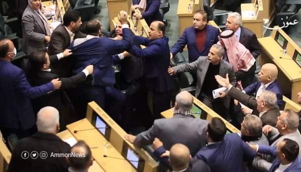 شاهد - اشتباك بالأيدي وعراك بين نواب تحت قبة برلمان الأردن