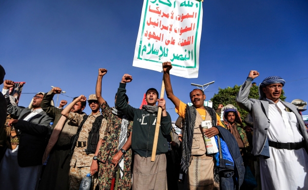 أعلنوا صفقة تبادل أسرى.. الحوثيون يعترفون لأول مرة بالتنسيق مع تنظيم القاعدة في اليمن