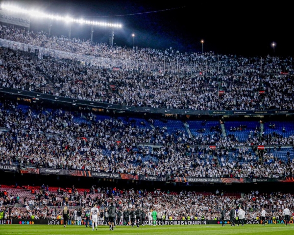 كيف غزا 30 ألف مشجع لفرانكفورت كامب نو في ليلة خروج برشلونة من الدوري الأوروبي؟