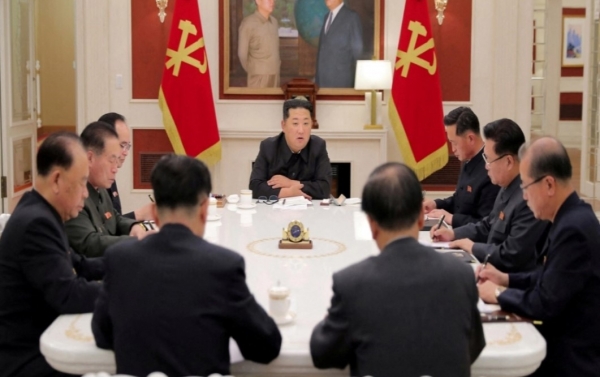 زعيم كوريا الشمالية كيم يدخّن خلال اجتماع طارئ لمواجهة كورونا (فيديو)