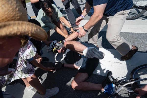 الرئيس الأمريكي بايدن يسقط من على دراجته أمام الصحفيين (فيديو) 