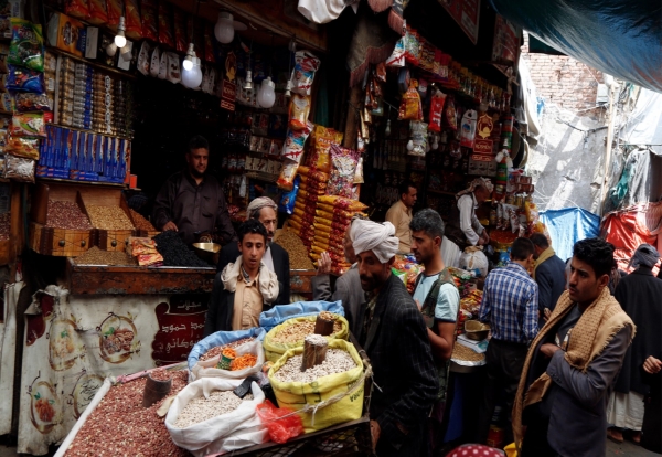اليمن.. مخزون سلعي "مطمئن" خلال رمضان وترجيحات بارتفاع الأسعار جراء أزمة البحر الأحمر