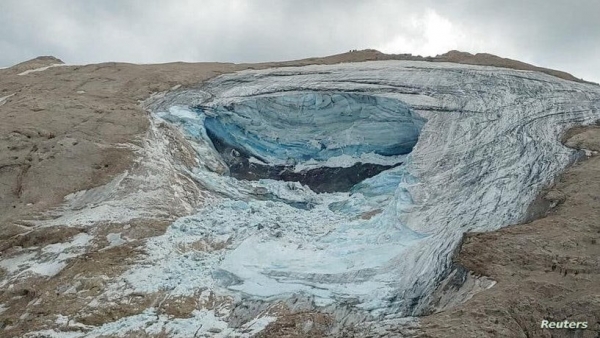 شاهد - فيديوهات مروعة لانهيار جليدي يقتل 6 أشخاص بجبال الألب