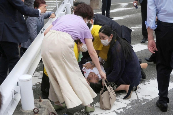 اليابان.. مقتل رئيس الوزراء السابق جراء هجوم مسلح