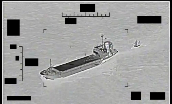 البحرية الأمريكية تقول إنها إحباط محاولة إيرانية للاستيلاء على سفينة أميركية وطهران تكذبها