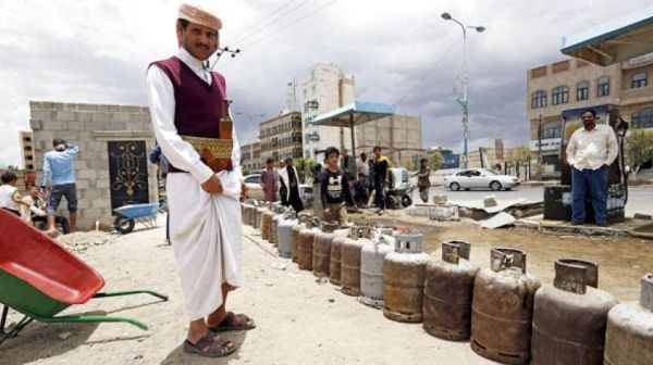 صنعاء.. أزمة خانقة في الغاز المنزلي منذ بداية شهر رمضان وارتفاع كلفته في السوق السوداء